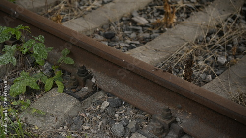 Foto Railway track detail with steel rail, fasteners and gravel ballast showing railr