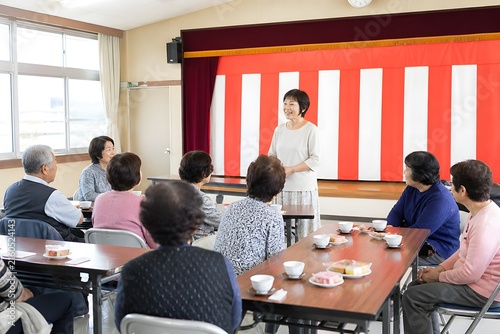 Fototapeta 紅白幕の前に集まる敬老会の高齢者