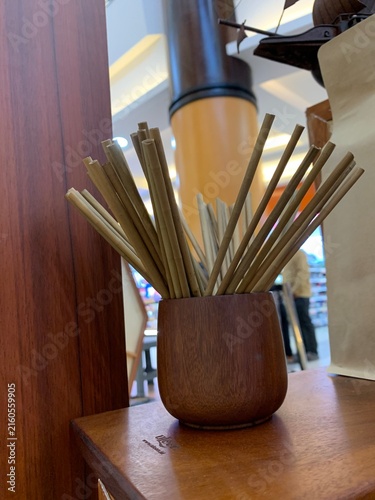 Foto Closeup warm toned composition of handcrafted handmade wooden tableware and kitchenware