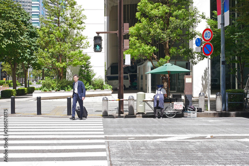 街路樹のある綺麗なビジネス街、ビル、弁当販売