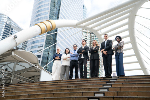 Fotografía Diverse international business professionals standing together in a modern city