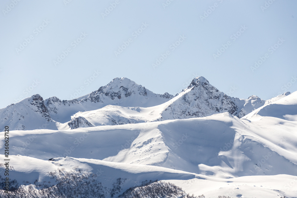 Obraz premium Skiing high up in the mountains in Russia