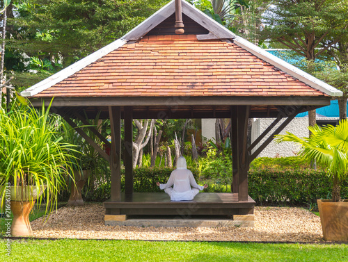 Fotografía Woman in gazebo practicing yoga in Thailand in Asia