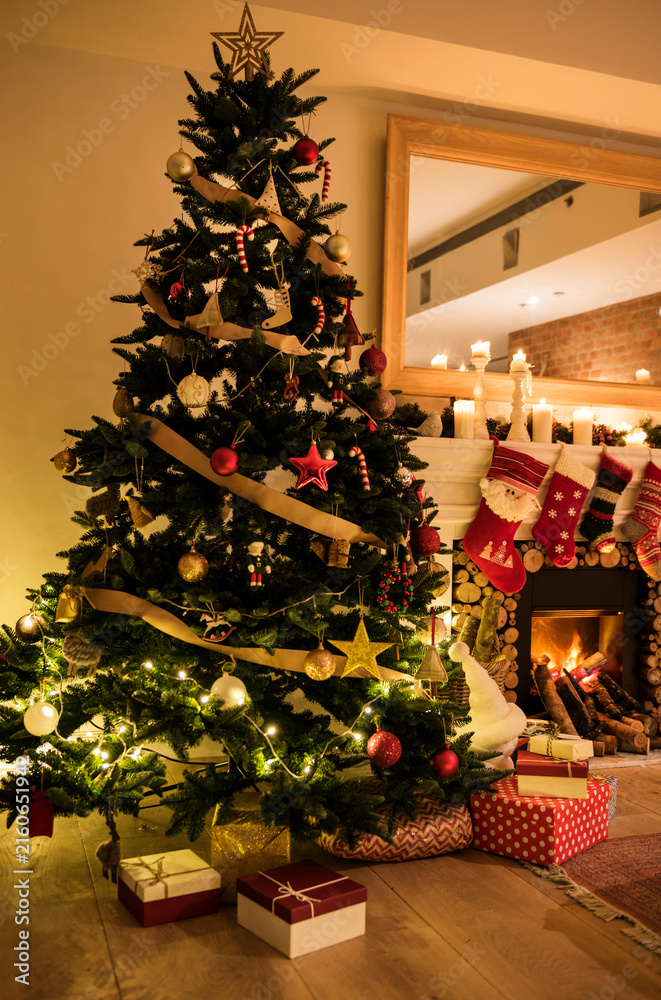 Naklejka premium A decorated Christmas tree in the house