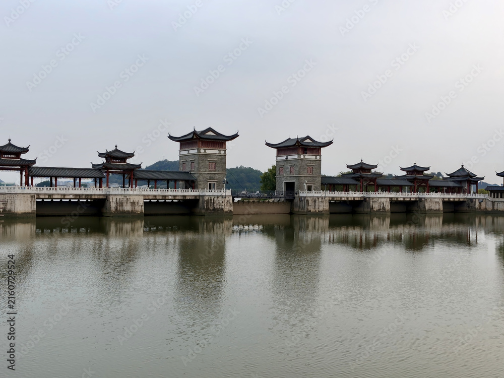 Obraz premium Traditional Chinese Pavilion Bridge Complex Reflected on Calm Water