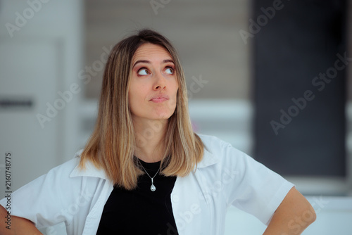 Foto Skeptical Female Doctor Rolling Her Eyes In Disbelief Or Disapproval