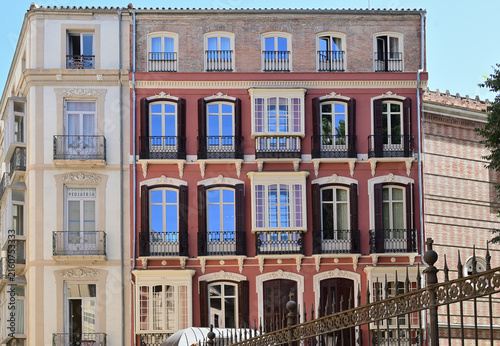 Das historische Gebäude mit der rot-braunen Fassade in der Calle Santa Maríaim historischen Zentrum von Málaga, Spanien
