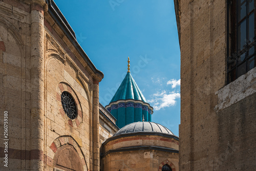 Fotografía Kubbe-i Hadra of the Mevlana Museum under blue sky in Konya, Turkey