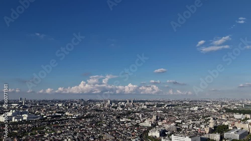 どこまでも続く街並みと晴れた空