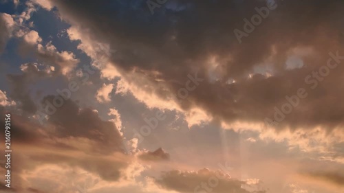夕日を受けて輝く雲