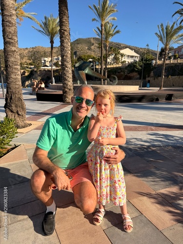 Fotografía Père et petite fille posant ensemble dans un resort bordé de palmiers