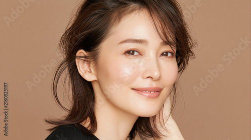 Naklejka 日本人, 女性, 50代, 40代, ミドル, シニア, 美容, スキンケア, エイジングケア, 健康, ライフスタイル, 美人, ナチュラル, 清潔感, 透明感, 白背景, コピースペース, 広告素材, 信頼感, 微笑み, ウェルビーイング, 上半身, 視線, ポニーテール, 化粧品, エステ, 自己肯定感, オーセンティック, ポジティブエイジング, 日本, ウェルエイジング, サプリメント,