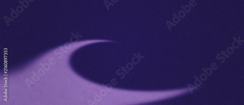 Foto Dark purple textured surface features a soft illuminated crescent curve creating