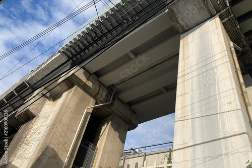 Obraz na płótnie 日本東京，都市部を結ぶ鉄道の橋脚頑丈なコンクリート製を見上げる