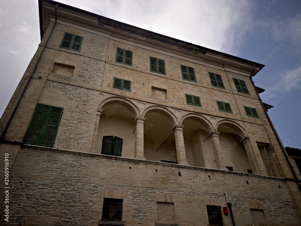 Fototapeta premium Facciata in pietra di Palazzo Mercuri a Sant'Angelo in Vado con loggiato rinascimentale ad arcate