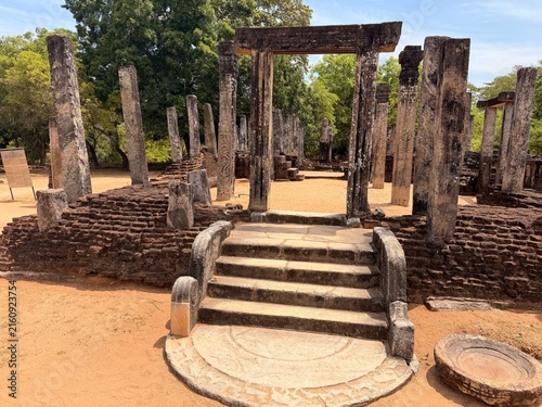 Bild auf Leinwand Escalier et colonnes en pierre dans les ruines d'un ancien temple du Sri Lanka