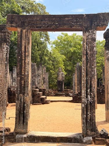 Obraz na płótnie Allée de colonnes en pierre dans les ruines d'un ancien temple