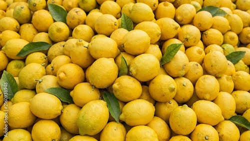 Cuadro en lienzo Fresh lemon in the market