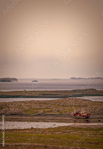 Fotografía Iceland, Europe: the wreck of a ship on a black beach in the Snaefellsnes penins