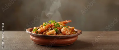 Obraz  z motywem Shrimp Dish with Steam in a Rustic Bowl on a Table