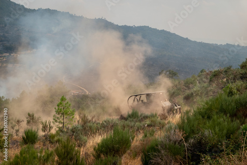 Canvastavla Bulldozer a operar num terreno acidentado para abrir aceiros ou faixa de contenç