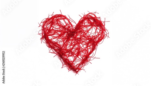 Tapety artystyczne Red Thread Forming a Heart Shape Isolated on White Background