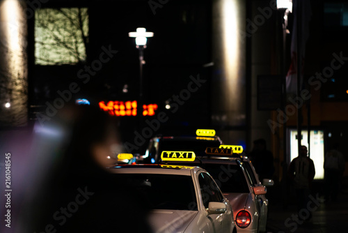 Taxi Schild leuchtet - Transport in der Nacht in der Stadt