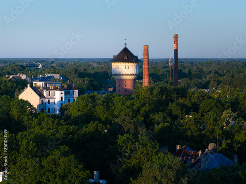 Cuadro en lienzo Zunda Towers and historic water tower visible among lush greenery in Riga, Latvi
