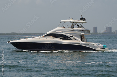 Ultra High-End Crossover Cabin Cruiser 