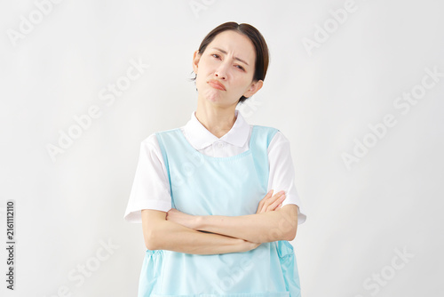 怒る介護士女性　白背景　カメラ目線