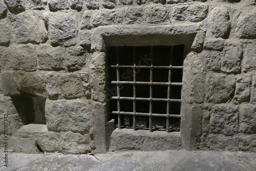 Finestra con Inferriata in un Muro in Pietra Antico
