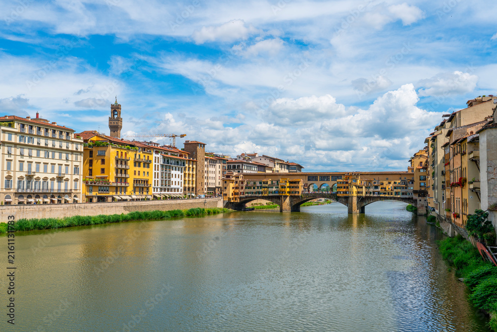 Fototapeta premium Der Ponte Vecchio ist in der italienischen Stadt Florenz die älteste Brücke über den Arno