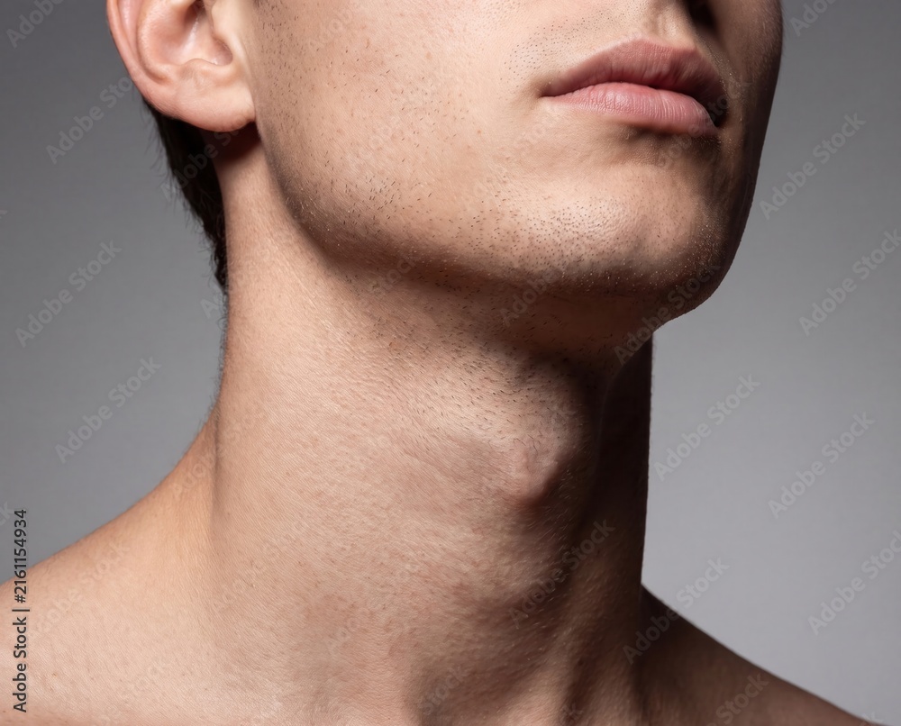 Naklejka premium Man neck and jawline with visible shaving stubble and natural skin texture