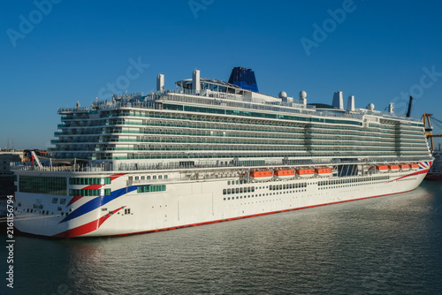 Cuadro en lienzo Massive gigantic modern cruiseship cruise ship liner Iona or Arvia in Cadiz, Spa