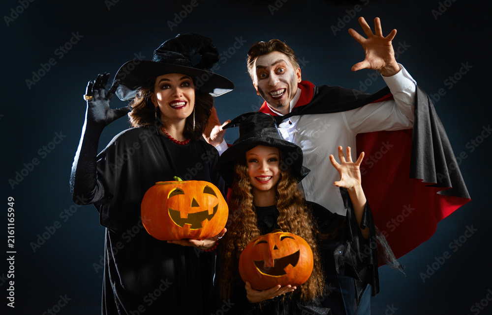 Naklejka premium Happy Family in Halloween Costumes Celebrating