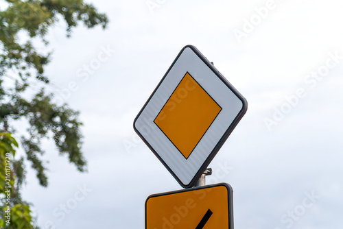 фотографія Horizontal street detail photo of priority road traffic sign real life photograp