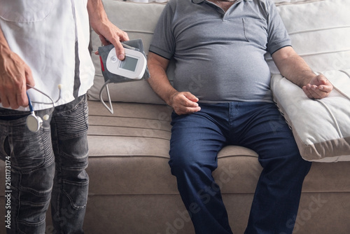 Quadro su tela Doctor measuring blood pressure of patient.