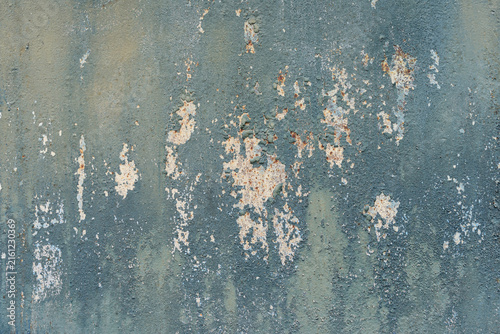 Foto Close-up of a weathered blue painted wall with extensively peeling and flaking paint, exposed underlying layers and a rough aged surface creating an abstract distressed texture