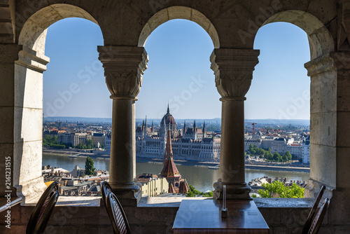 Cuadro en lienzo View of the famous Hungarian Parliament Building in Budapest, Hungary, framed by the stone arches of Fisherman's Bastion on Castle Hill