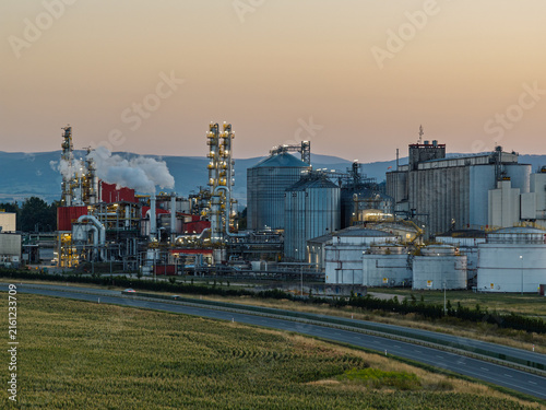 Cuadro en lienzo Aerial view of methanol and ethanol factory plant in corn field