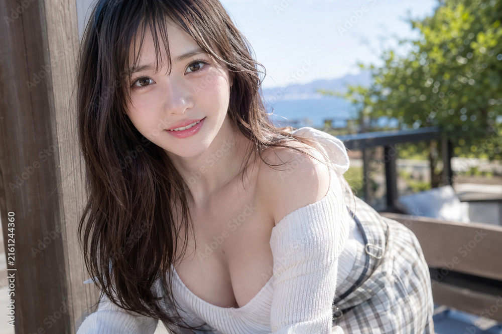 Obraz premium 海を望む窓辺で微笑む白いトップスの女性