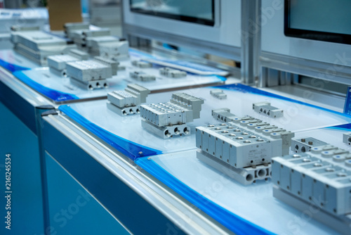 Quadro su tela Pneumatic valve manifolds arranged neatly on industrial workstations