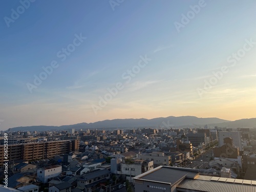 Fototapeta 夕暮れの京都の街並みと山々のパノラマ