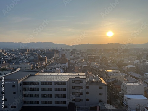 Fototapeta 夕焼け空と京都の都市景観、遠くの山々