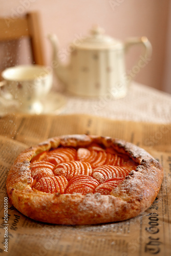 A photo of an apricot pie.
