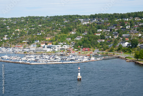 Bild auf Leinwand Hafenort an der engsten Stelle des Oslo-Fjords von der Fähre Kiel - Oslo aus ges