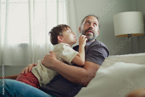 Foto Spending time together deep bond between father and playful son