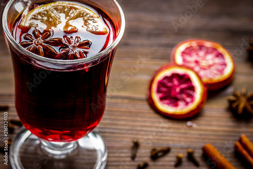 Canvastavla mulled wine with spices in cup on wooden background