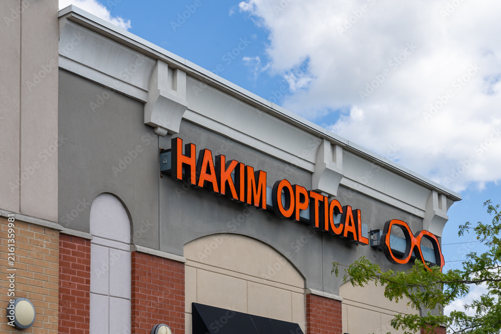 Obraz premiumToronto, ON, Canada - August 17, 2026: Hakim Optical store sign on the building in Toronto, ON, Canada. Hakim Optical Lab Ltd. is a Canadian optical chain. 