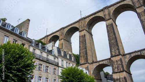 Fotografía Historic viaduct de Morlaix with stone arches and traditional architecture under